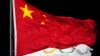 2022年2月4日，在北京举行的2022年冬奥会开幕式上飘扬的中国国旗和奥林匹克旗帜