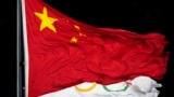 2022年2月4日，在北京举行的2022年冬奥会开幕式上飘扬的中国国旗和奥林匹克旗帜