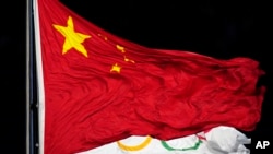 在2021年东京奥运会前，有23名中国游泳运动员对曲美他嗪检测呈阳性。世界反兴奋剂机构（WADA）被批对此秘而不宣，中国队员获准继续参赛并夺取多枚奖牌。（美联社画面）