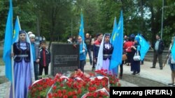 Траурный молебен возле закладного камня жертвам депортации в Симфереполе 18 мая 2014 года