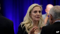 La gobernadora de la Fed, Lael Brainard, dijo que el consumidor sigue confiando, pero que la política comercial es "definitivamente un riesgo para la economía" de EE.UU.