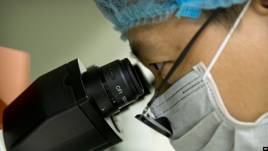 El investigador, He Jiankui de la ciudad de Shenzhen, dijo que alteró embriones para siete parejas durante tratamientos de fertilidad, y hasta ahora ha obtenido un embarazo.