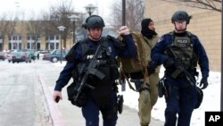 Pripadnici specijalne policije ispred tržnog centra u Kolumbiji