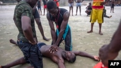 Petugas penyelamat Ghana memberikan pelatihan tindakan penyelamatan pertama bagi korban tenggelam di Pantai Labadi, Accra, Ghana (foto: ilustrasi). 