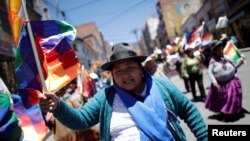 Les partisans du président bolivien Evo Morales dans les rues de La Paz, en Bolivie, le 23 octobre 2019.