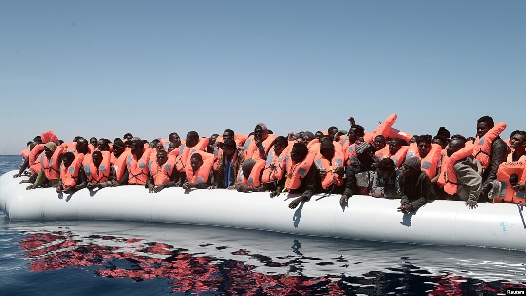 Sebuah perahu plastik yang dipadati kaum migran tampak terombang-ambing selama operasi pencarian dan penyelamatan oleh kapal penyelamat Aquarius, yang dioperasikan oleh SOS Mediterranea dan Doctors without Borders, laut Mediterranea Tengah, 18 Mei 2017 (foto: Kenny Karpov/SOS Mediterranea/rilis via REUTERS)