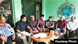 Tokoh Lintas Agama Kyai Abdul Muhaimin (tengah mengenakan peci) Selasa (18/12) mengundang perwakilan pihak-pihak yang terkait dengan pemotongan salib di makam Jambon di Purbayan, Kotagede, Yogyakarta. (foto: Courtesy Kyai Muhaimin).