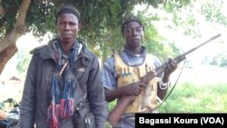 Des Anti-Balaka, a Gbaguili, village situé a quelque 340 km de Bangui, en République Centrafricaine, 1er avril 2014, Photo Bagassi Koura, VOA French.