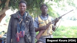 Des combattants anti-Balaka à une barrière au village Gbaguili, 340 km à l'ouest de Bangui,RCA , le 1er avril 2014, Photo Bagassi Koura.