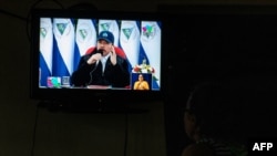 Una mujer observa una transmisión televisiva del discurso del presidente nicaragüense Daniel Ortega durante el 41 aniversario de la Revolución Sandinista, en Managua, el 19 de julio de 2020.