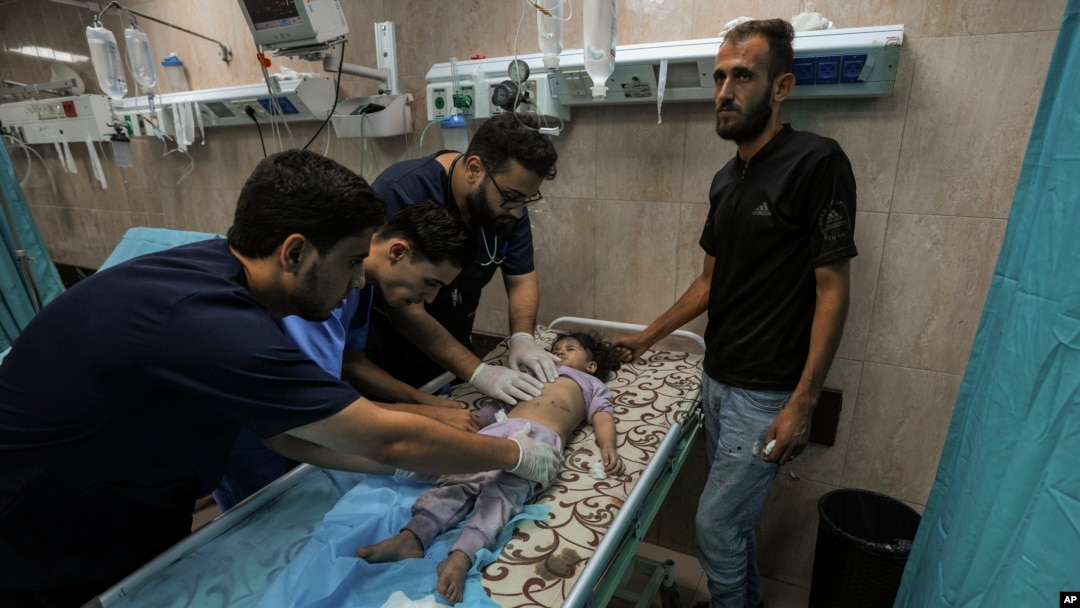 Palestinsko dete povređeno u napadu izraelskih snaga (Foto: AP/Adel Hana)