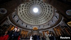 Wisatawan mengunjungi Panteon kuno di pusat kota Roma, Italia,11 Desember 2017. (REUTERTS/Tony Gentile)