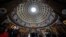 Wisatawan mengunjungi Panteon kuno di pusat kota Roma, Italia,11 Desember 2017. (REUTERTS/Tony Gentile)