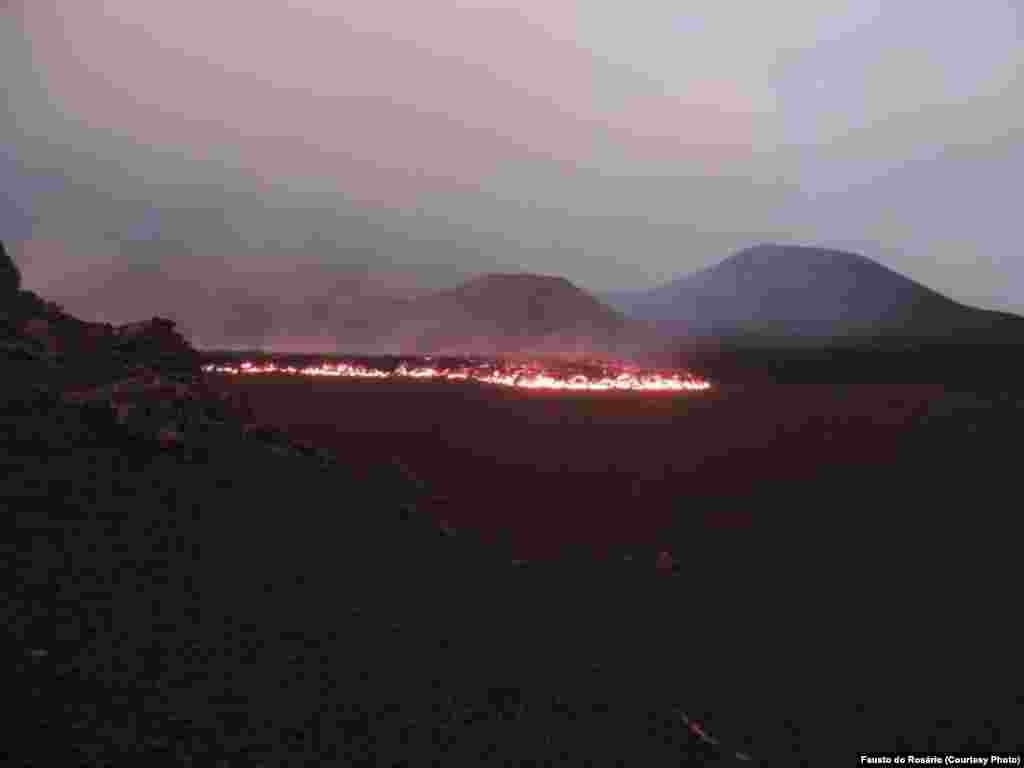 Ao fundo as chamas do vulcão em erupção na ilha do Fogo, em Cabo Verde. 23 Novembro 2014