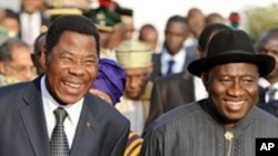 A droite: Le President du Nigeria Goodluck Jonathan. A Gauche le President du BeninThomas Yayi Boni.