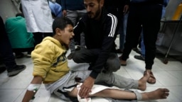 Gazze'nin güneyindeki Han Yunus kentinde bulunan Nasır hastanesinde İsrail bombardımanı sonucu yaralanan Filistinli bir çocuk tedavi ediliyor