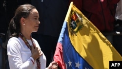 La líder de la oposición venezolana María Corina Machado sostiene una bandera nacional venezolana durante una manifestación para protestar por los resultados de las elecciones presidenciales, en Caracas el 3 de agosto de 2024.