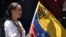 La líder de la oposición venezolana María Corina Machado sostiene una bandera nacional venezolana durante una manifestación para protestar por los resultados de las elecciones presidenciales, en Caracas el 3 de agosto de 2024.