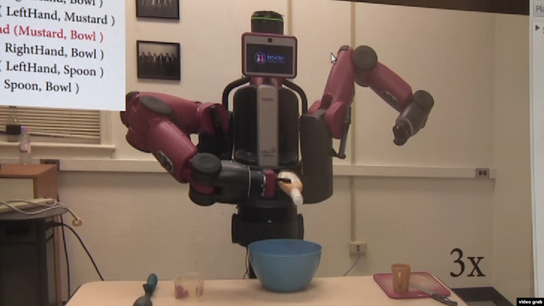 El robot aprende a cocinar viendo videos en You Tube.