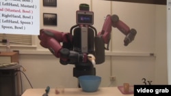 El robot aprende a cocinar viendo videos en You Tube.