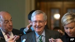 Lãnh tụ khối đa số Thượng viện Mitch McConnell rời khỏi phòng họp sau khi công bố dự luật bảo hiểm sức khỏe thay thế Obamacare.