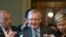 Lãnh tụ khối đa số Thượng viện Mitch McConnell rời khỏi phòng họp sau khi công bố dự luật bảo hiểm sức khỏe thay thế Obamacare.