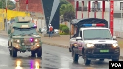 Veículos militar e da polícia patrulham a Avenida Joaquim Chissano defronte onde ocorreu o duplo homicídio de Elvino Dias e Paulo Guambe. 