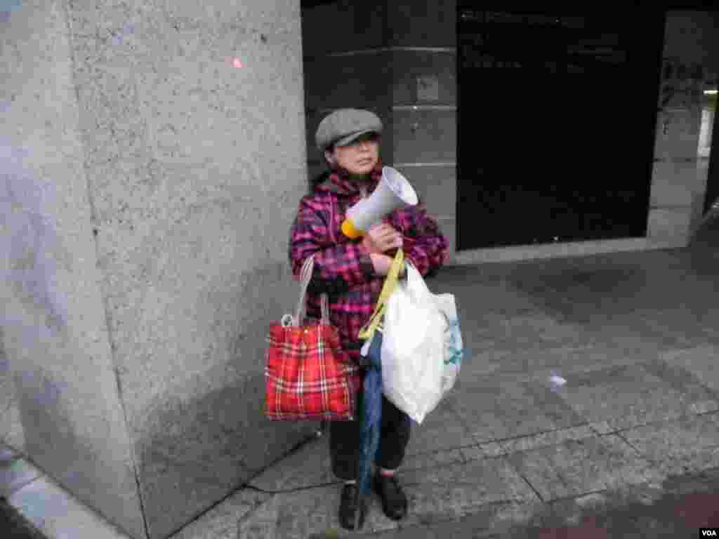 角落里这位高呼“陈水扁是贪污犯”的妇人显得有些单薄和孤独。(美国之音许波 拍摄)