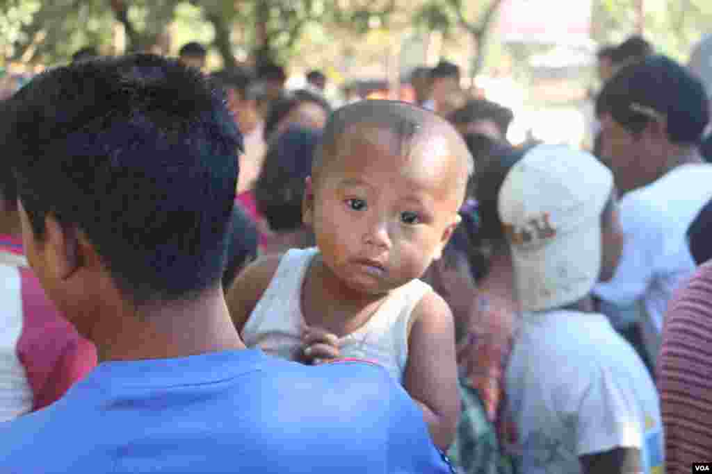 ဝါးတောင်စစ်ရှောင်စခန်းရှိ ကလေးငယ်များ