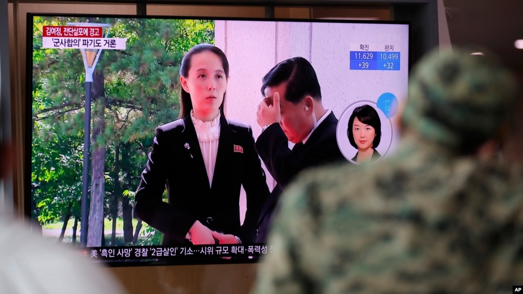 한국 서울역에 설치된 TV스크린에 김여정 북한 노동당 부부장의 대남 발언 관련 소식이 나오고 있다. 