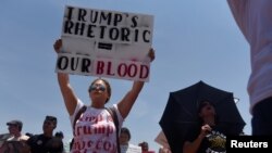 7 Ağustos 2019, El Paso, Texas, saldırıların ardından bölgeyi ziyaret eden Trump'a karşı protesto
