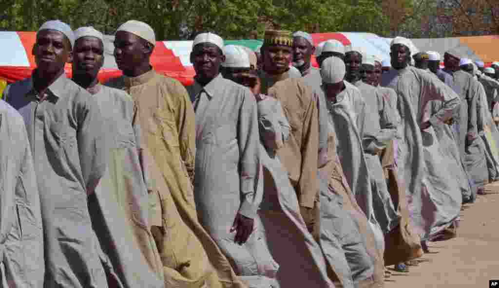 Rundunar sojojin Najeriya ta saki mutane 180 wadanda ta tsare har na tsawon shekaru 2 bisa zargin cewa &#39;yan kungiyar Boko Haram ne. Wadanda aka sako litinin a Maiduguri, babban birnin jihar Borno, sun hada da mazaje da mata dauke da jarirai da yara kanana.