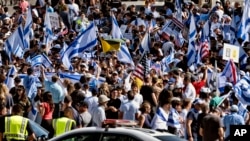 Pristalice Izraela na maršu u Los Anđelesu ispred Centra Simona Vizentala i Muzeja tolerancije u nedelju 15. oktobra 2023. (Foto: AP/Richard Vogel)