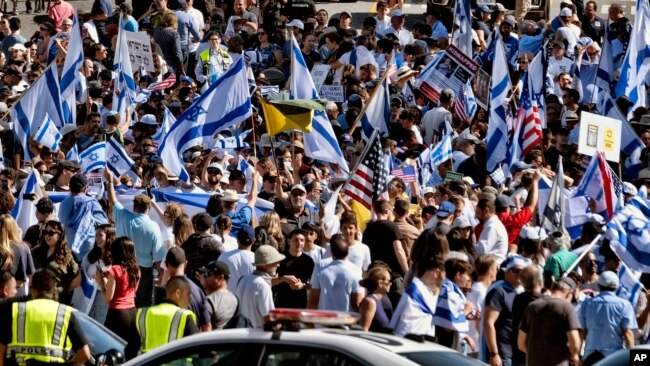 Pristalice Izraela na maršu u Los Anđelesu ispred Centra Simona Vizentala i Muzeja tolerancije u nedelju 15. oktobra 2023. (Foto: AP/Richard Vogel)