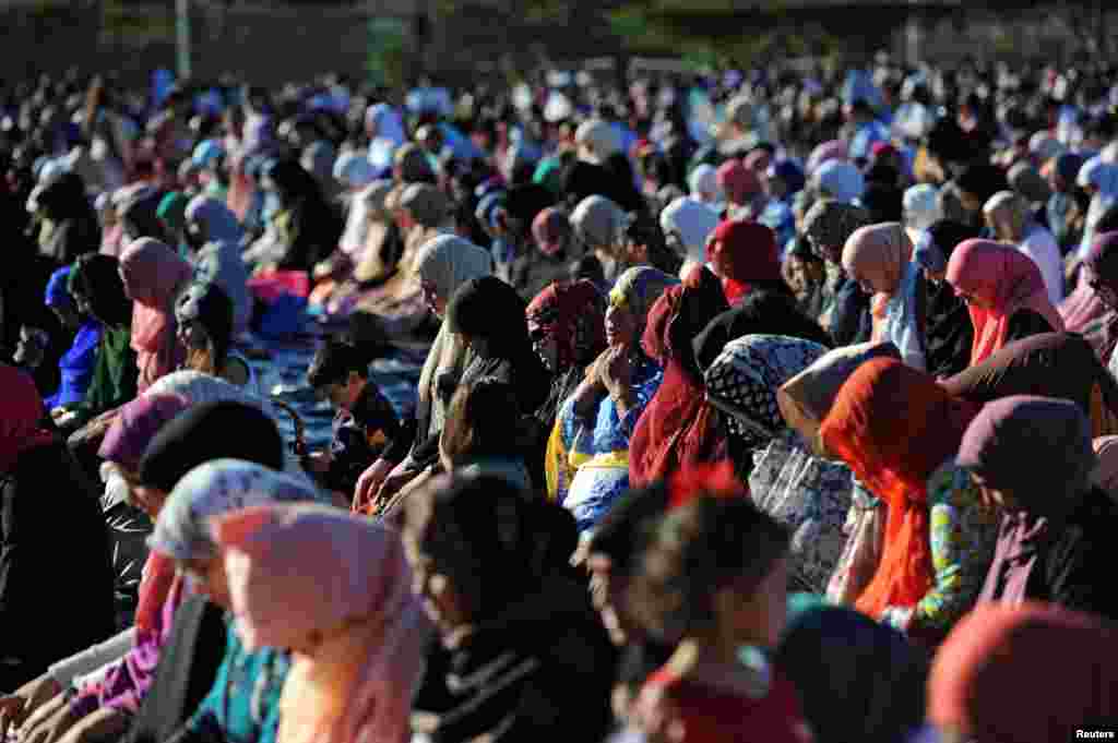 ​مسلمانان در حال ادای نماز عید اضحی در شهر بروکلن ایالت نیویارک امریکا.