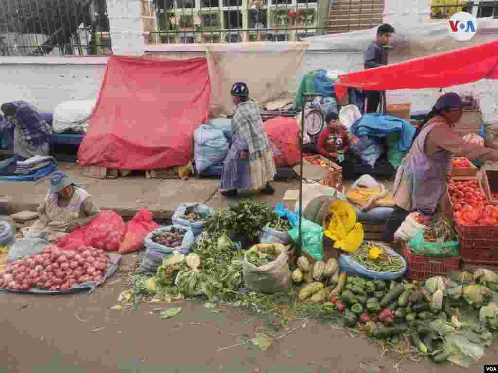 Si bien todavía perciste las quejas por los altos precios de los productos que han llegado, se espera que eso se vaya regularizando en el trasncurso de la semana. Foto: Yuvinka Gozalvez - VOA.