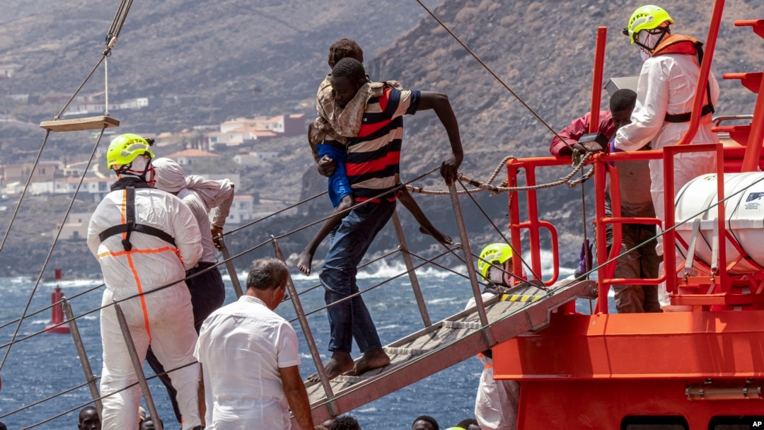 Migranti se iskrcavaju u luci u Valverdeu na kanarskom ostrvu El Hierro, Španija, 26. avgusta 2024. godine, nakon što su stigli brodom sa 13-dnevnog putovanja sa obale Senegala.