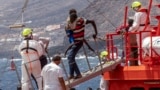 Migranti se iskrcavaju u luci u Valverdeu na kanarskom ostrvu El Hierro, Španija, 26. avgusta 2024. godine, nakon što su stigli brodom sa 13-dnevnog putovanja sa obale Senegala.