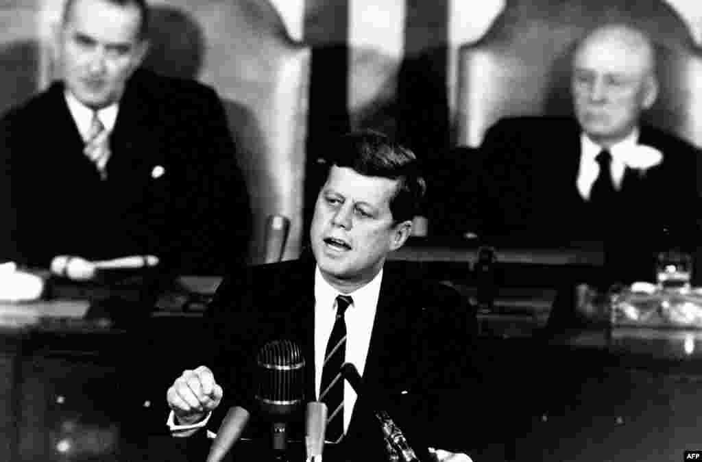 Trong bài diễn văn lịch sử trước Quốc hội ngày 25 tháng 5, 1961, Tổng thống John F. Kennedy tuyên bố: “Tôi tin quốc gia này cần cam kết hoàn thành mục tiêu, trước khi thập niên này chấm dứt, đưa người đổ bộ mặt trăng và trở về trái đất an toàn.” Phía sau 