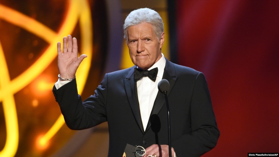 Alex Trebek saat mengumumkan penghargaan Emmy Award di Pasadena, California, 5 Mei 2019. Pembawa acara kuis "Jeopardy!” wafat pada Minggu, 8 November 2020. 