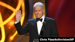 Alex Trebek saat mengumumkan penghargaan Emmy Award di Pasadena, California, 5 Mei 2019. Pembawa acara kuis "Jeopardy!” wafat pada Minggu, 8 November 2020. 
