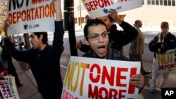 Manifestantes protestas por las deportaciones frente a un edificio federal en Atlanta.