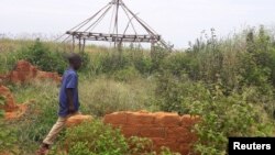 Un garçon passe devant les ruines de la maison détruite du chef coutumier Kamuina Nsapu, dont la mort en août a déclenché des mois de combats mortels entre l'armée du gouvernement et la milice de Kamuina Nsapu à Tshimbulu, près de Kananga, le 11 mars 2017.