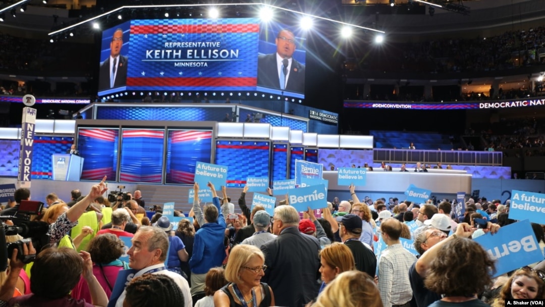 Anggota Kongres Keith Ellison dari Minnesota memperkenalkan mantan kandidat calon presiden Demokrat, Bernie Sanders, dalam konvensi partai di Philadelphia (25/7). 