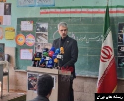 نشست خبری اسماعیل بقایی، سخنگوی وزارت امور خارجه جمهوری اسلامی، در یک کلاس درس (۱۲ اسفند ۱۴۰۴)