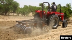 Tarakta tana huda a garin Saulawa dake arewacin Najeriya, watan Mayun 2013.