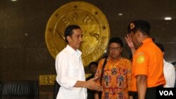 Jokowi mendatangi kantor Basarnas di Jakarta untuk mendapatkan perkembangan informasi hilangnya pesawat AirAsia QZ 8501 (29/12/2014).