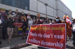 သံဃာတော်တွေပါဝင်တဲ့ ရန်ကုန်မြို့က စစ်အာဏာဆန့်ကျင် ဆန္ဒပြပွဲမြင်ကွင်း။ (ဖေဖော်ဝါရီ ၁၆၊ ၂၀၂၁)