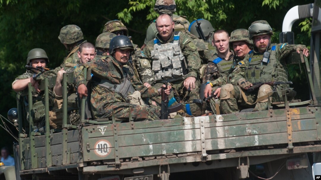 Binh sĩ Ukraine đang di chuyển trên một chiếc xe quân sự ở Mariinka, khu vực Donetsk, ngày 4/6/2015.
