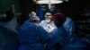 Doctores operan a un paciente en el hospital Mártires de Al-Aqsa, en Deir al-Balah, Gaza, el 17 de marzo de 2024. Un equipo internacional de médicos pasó dos semanas trabajando en el recinto hospitalario en medio de una escasez de suministros.